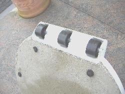 Rollen des Fu&szlig;es am Eish&ouml;rnchenst&auml;nder weiss Plastik , mit Beton gef&uuml;llt